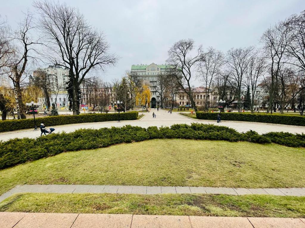 Appartement Amazing Tara'S Shevchenko Square à Kiev Extérieur photo
